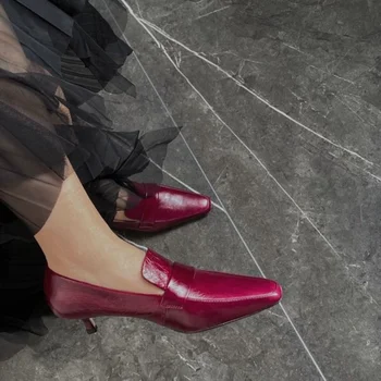 2023 Пролет нова кожа секси нисък ток текстурирани помпи френски ретро бургундско коте ток обувки за жени
