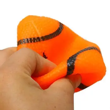 Малък оранжев каучук куче дъвчете играчка писклив ръгби топка домашен любимец кученце донесе игра